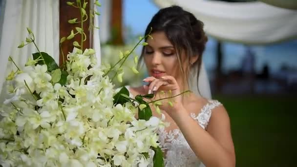 Невеста Восхищается Своим Букетом Среди Свадебных Украшений — стоковое видео
