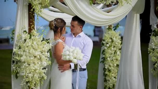 Recém Casados Abraçar Beijar Gentilmente Tocar Uns Aos Outros Noiva — Vídeo de Stock