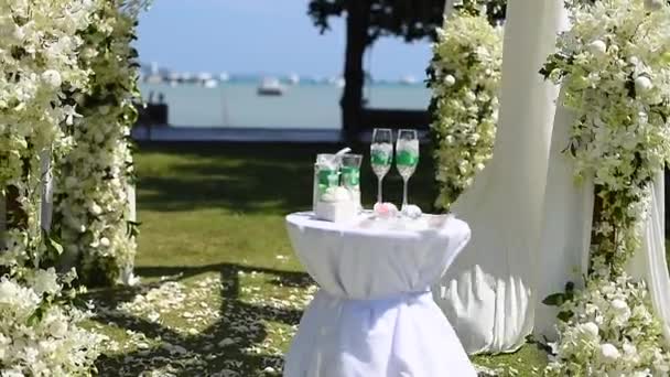 Yeşil Çimenlikte Beyaz Düğün Süsleri Misafir Sandalyeleri Güneşli Bir Gün — Stok video