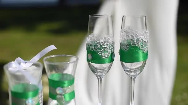 Білі Весільні Прикраси Зеленому Газоні Сонячний День — стокове відео