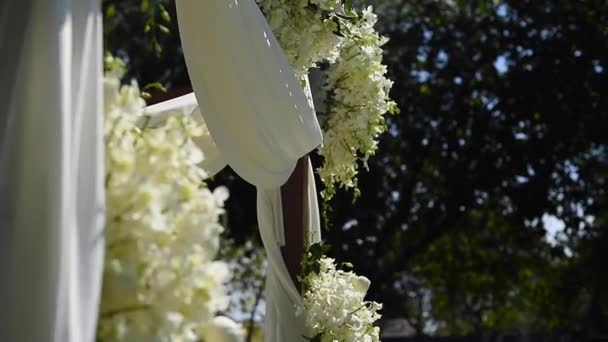 緑の芝生に白い結婚式の装飾 晴れた日 — ストック動画