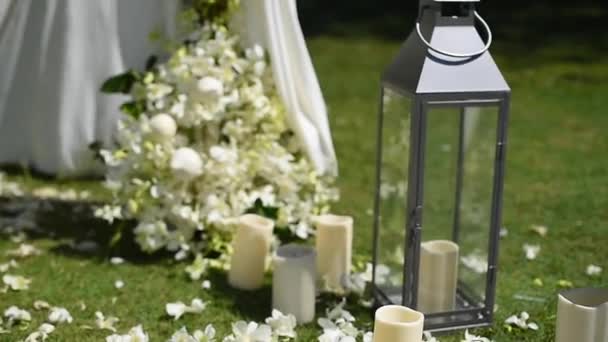 緑の芝生に白い結婚式の装飾 晴れた日 — ストック動画