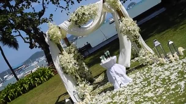 Decoraciones Boda Blancas Césped Verde Día Soleado — Vídeos de Stock