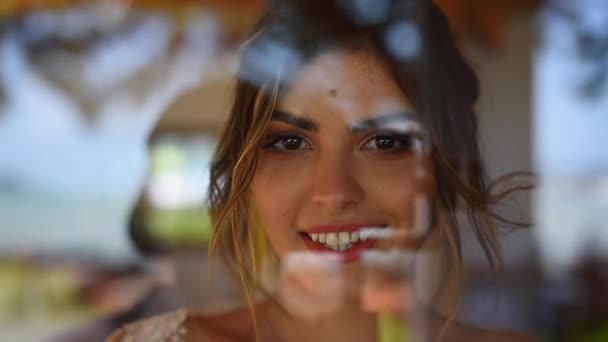 Όμορφη Νύφη Μακιγιάζ Και Χτένισμα Χαμογελά Στην Κάμερα — Αρχείο Βίντεο