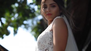 makyaj ve saç modeli ile güzel gelin kamera gülümseyen