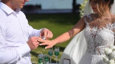 Yeni evliler alyans değişimi. Düğün kemeri, düğün töreni