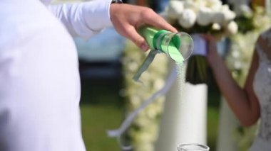 gelin ve damat bir düğünde bir kum töreni tutun