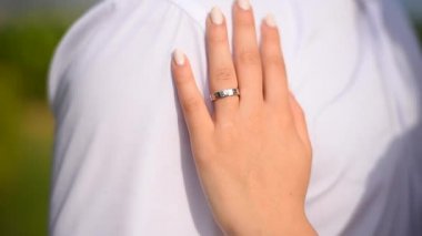 gelin bir düğün töreninde omzuna damat pats