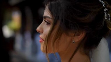 makyaj ve saç modeli ile güzel gelin kamera gülümseyen