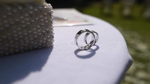 Los Anillos Boda Mesa Entre Las Decoraciones Boda — Vídeos de Stock