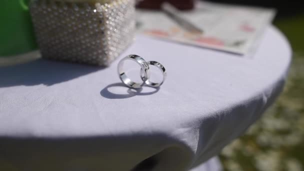 婚礼装饰的桌子上的结婚戒指 — 图库视频影像