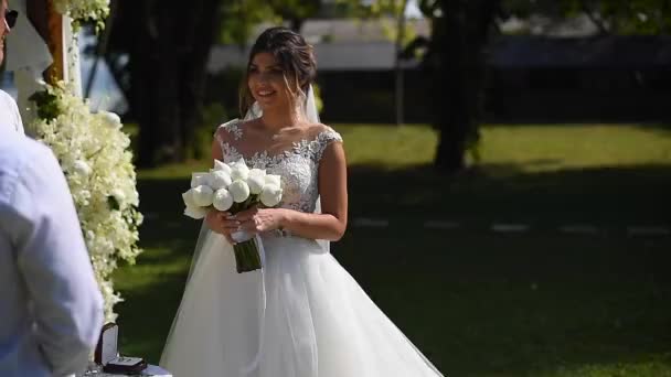 新娘和新郎站在祭坛前 手牵手 一束婚礼花束 许下诺言 — 图库视频影像