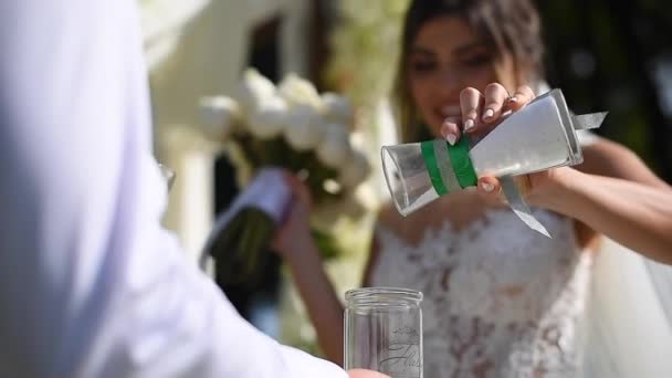 Braut Und Bräutigam Halten Eine Sandzeremonie Bei Einer Hochzeit — Stockvideo
