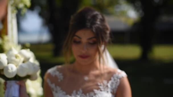 Bruid Bruidegom Houden Een Zand Ceremonie Een Bruiloft — Stockvideo