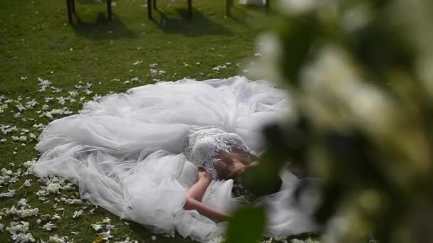 Una Sposa Abito Sposa Trova Prato Verde Guarda Suo Bouquet — Video Stock