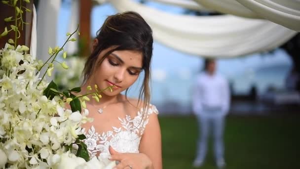 Sposa Trova Presso Arco Nozze Attende Suo Sposo — Video Stock