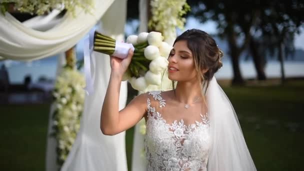 Невеста Нюхает Свадебный Букет Стоит Среди Свадебных Украшений — стоковое видео