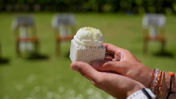 Anfitrião Oferece Alianças Casamento Para Recém Casados — Vídeo de Stock