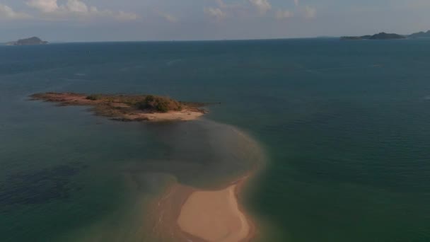 Aerial Shoot Pequeña Isla Océano — Vídeos de Stock