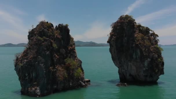 Montañas Aéreas Yates Océano Drone Fluye Entre Dos Rocas — Vídeos de Stock