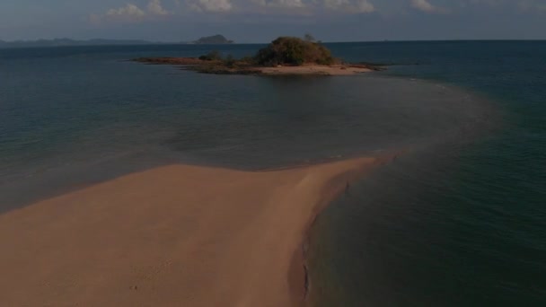 Aerial Shoot Pequeña Isla Océano — Vídeos de Stock