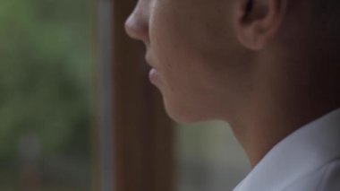 Adamın yüzü pencereden dışarı bakıyor.