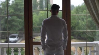 Adamın yüzü pencereden dışarı bakıyor.