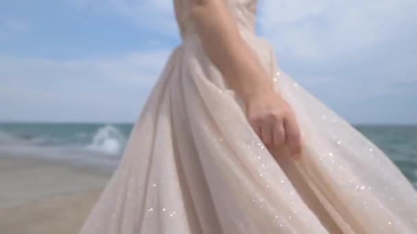 Das Mädchen Abendkleid Dreht Sich Meer — Stockvideo