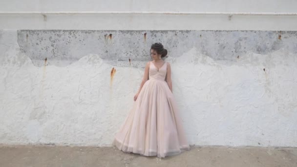 Una Hermosa Chica Vestido Noche Está Pie Junto Pared Tocando — Vídeo de stock