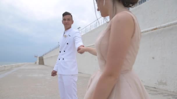 Τύπος Δύο Βραδινά Ρούχα Χορεύουν Έναν Αργό Χορό Κρατώντας Χέρια — Αρχείο Βίντεο