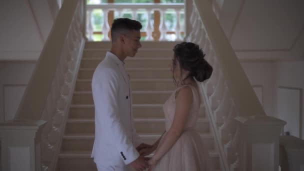 若いカップルは階段で抱き合い キスをする — ストック動画