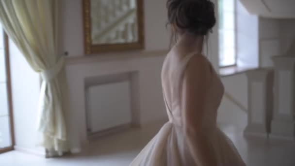 Fille Dans Robe Soirée Tourne Cage Escalier Dans Hall — Video