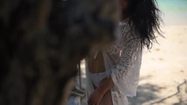 kız ağacın yanında duruyor ve onun uyluk darbeler