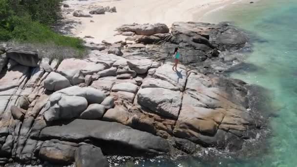 Kız Okyanus Tarafından Kayalar Üzerinde Duruyor Gökyüzünden Çekim — Stok video