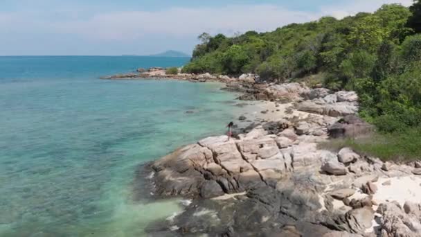 Flickan Står Klipporna Vid Havet Skytte Från Himlen — Stockvideo