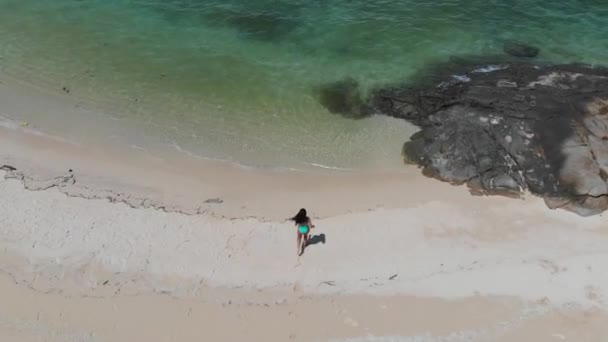 Κορίτσι Τρέχει Κατά Μήκος Της Παραλίας Και Τρέχει Στον Γαλάζιο — Αρχείο Βίντεο