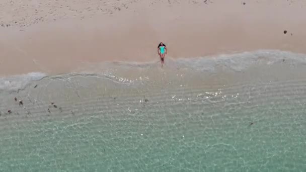 Κορίτσι Κείτεται Στην Παραλία Και Απλώνεται Στα Χέρια Της — Αρχείο Βίντεο