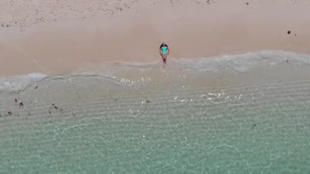 Flickan Ligger Stranden Och Sprider Sina Händer — Stockvideo