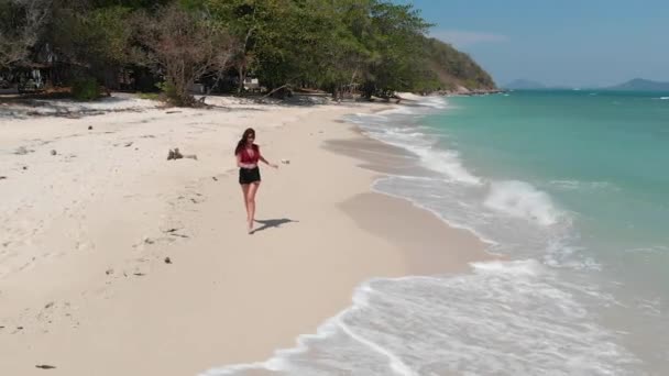 Menina Corre Longo Uma Praia Larga Junto Oceano — Vídeo de Stock