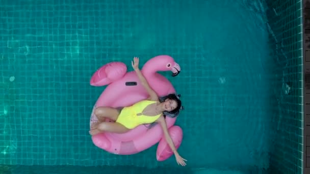 Mädchen Auf Rosa Flamingo Schwimmt Pool — Stockvideo