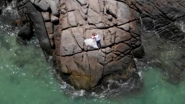 Adam Kız Okyanus Bir Uçurumun Üzerinde Bir Kaya Üzerinde Yatıyor — Stok video