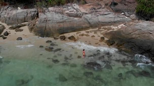 Kız Kayalık Bir Sahilde Okyanus Bırakır — Stok video