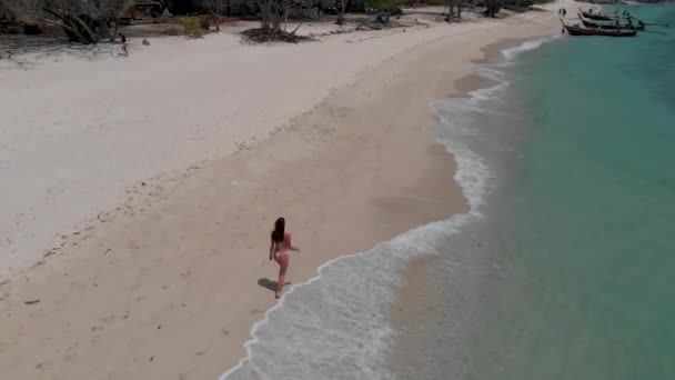 Flickan Går Längs Bred Strand Vid Havet — Stockvideo