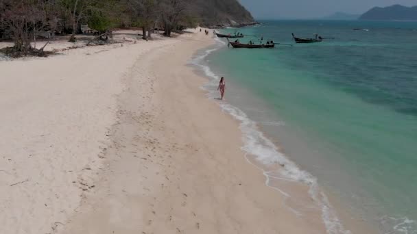 Kız Okyanus Tarafından Geniş Bir Plaj Boyunca Çalışır — Stok video