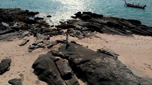 Девушка Ходит Камням Песке Возле Океана — стоковое видео