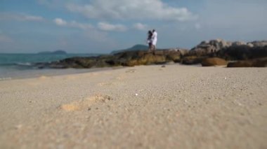 adam ve kız okyanus tarafından kayalar üzerinde dans