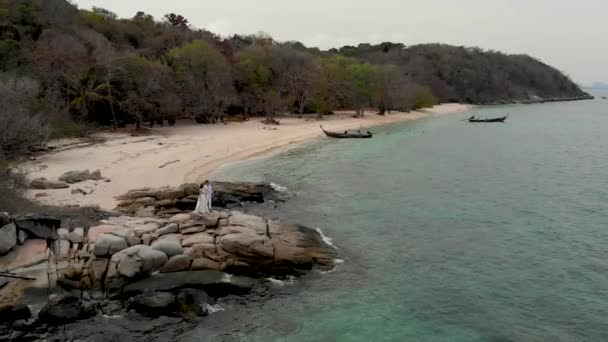 Cara Uma Menina Estão Uma Rocha Penhasco Oceano — Vídeo de Stock