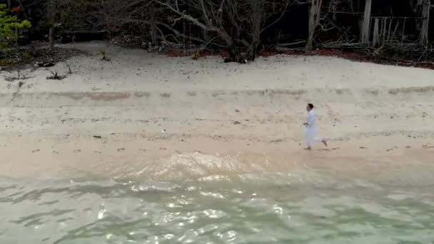 Kerel Witte Kleren Loopt Langs Het Strand Aan Oceaan — Stockvideo