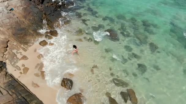 Kız Kayalık Bir Sahilde Okyanus Bırakır — Stok video