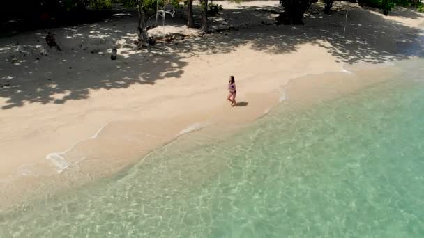 Mädchen Reitet Auf Einer Schaukel Auf Einer Tropischen Insel — Stockvideo